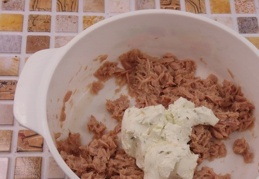 1. Этап. Сельдерей, фаршированный тунцом: Для начинки тунец в выложить в миску и хорошо размять. Затем смешать его с творожным сыром.