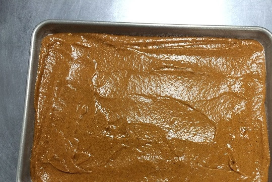 1. Этап. Тыквенный рулет с кремом: 4. Выложите тесто на противень, застеленный пергаментом. Отправьте в духовку и запекайте минут 15-20.