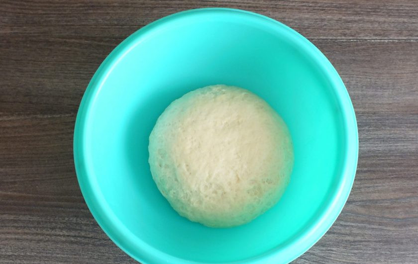 1. Этап. Пирожки с повидлом на кефире: Готовое тесто должно получиться мягким, податливым, не липнущим к рукам. Округлите его и выложите в чашу. Прикройте чашу полотенцем и уберите тесто в тёплое, без сквозняков место на 30 минут.