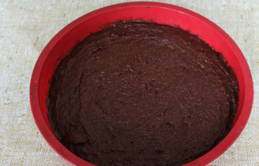 1. Этап. Торт Махровый: Так же выпекаем шоколадный корж. Готовые коржи остужаем и разрезаем вдоль. Получается 2 светлых и 2 шоколадных коржа. Срезаем верхний слой и выравниваем коржи. Обрезки нужны для оформления торта.