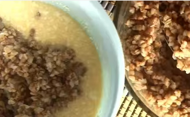 1. Этап. Гречневик с творогом: 3. В полученную массу отправьте гречку, перемешайте миксером на медленной скорости.