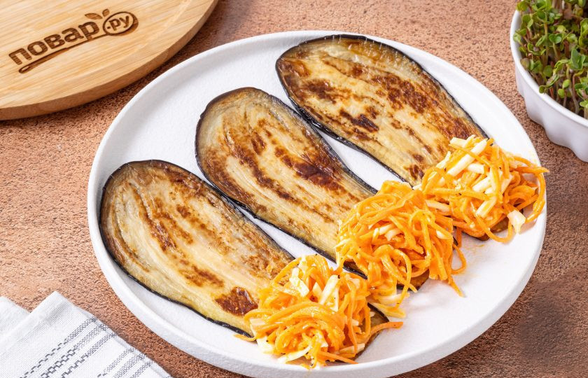 1. Этап. Рулетики из баклажана с сыром и морковью: Выложите на край ломтика баклажана начинку и сверните рулетиком.