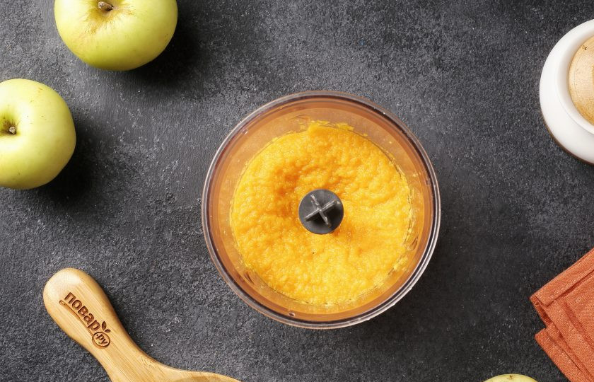 1. Этап. Тыквенный пирог с яблоками: Измельчите до состояния пюре.