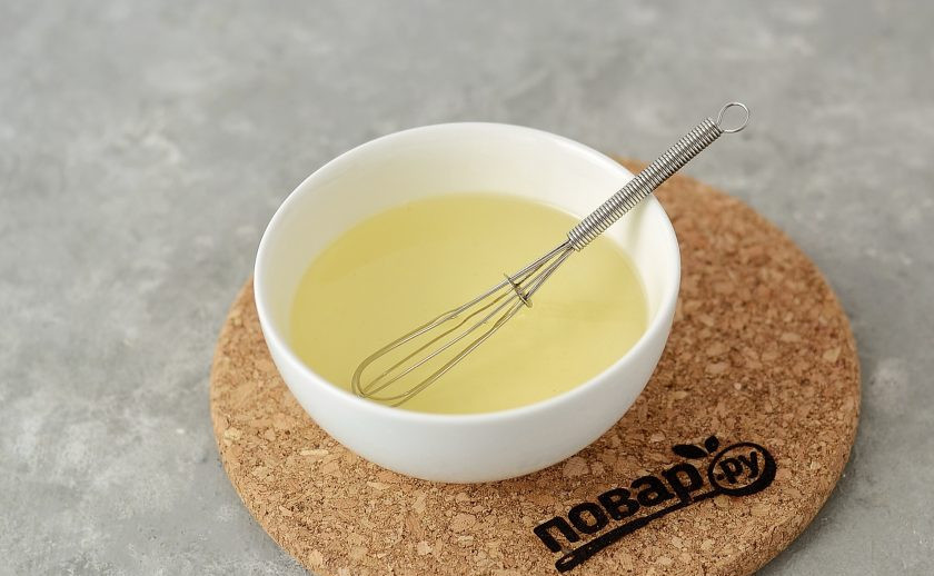 1. Этап. Веганское сливочное масло: Кокосовое масло растопите на водяной бане до жидкого состояния. Затем остудите его до комнатной температуры.