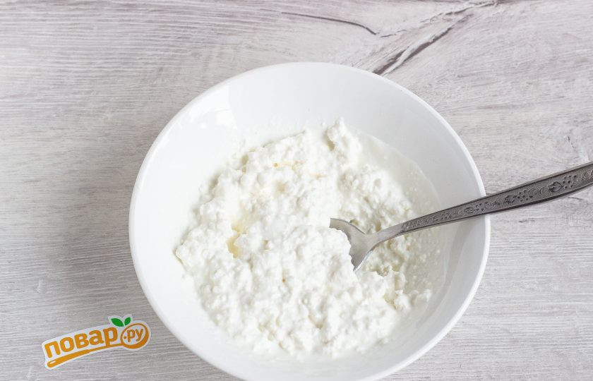 1. Этап. Творожный десерт с маршмеллоу: Творог смешайте со сметаной.