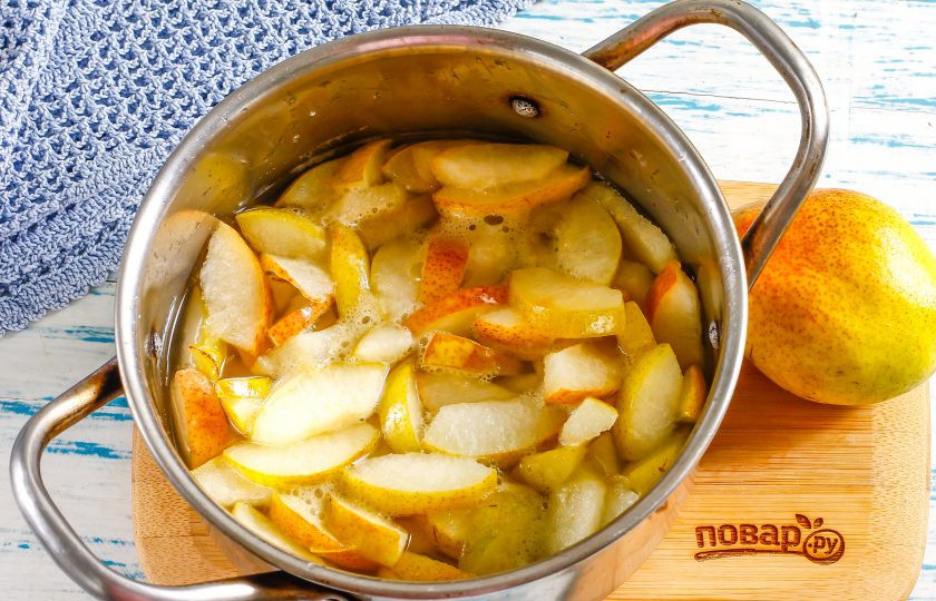 1. Этап. Варенье из груши Пятиминутка: Влейте воду, чтобы нарезка не подгорела и поместите емкость на плиту, включая средний нагрев. Отварите в течение 5 минут с момента закипания и выключите нагрев. Остудите примерно 40-60 минут на холоде. За это время нарезка впитает в себя часть сиропа.
