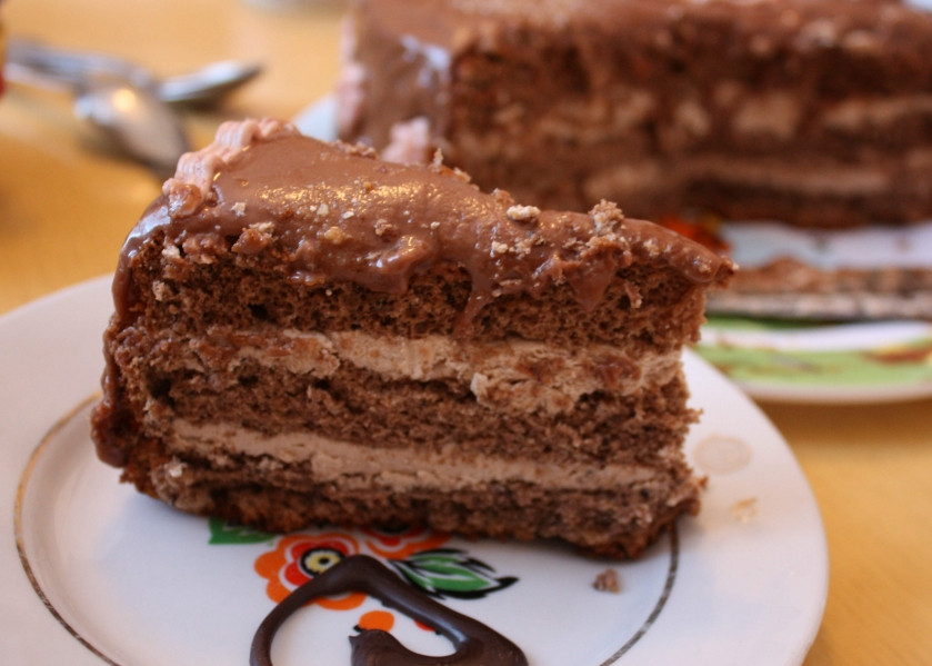 1. Этап. Крем Пражский: Готовый крем можно кушать сразу, а можно поставить в холодильник для большего загустения. Если вы готовите Пражский торт, тогда намажьте крем на бисквитные коржи и подавайте к чаю. Приятного аппетита!