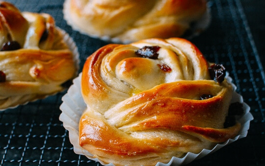 1. Этап. Булочки Розы с изюмом: 8. Смешайте столовую ложку сахара со столовой ложкой воды и смажьте горячие булочки из духовки, затем подавайте.