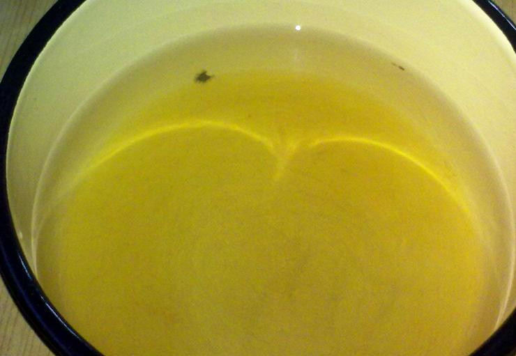 1. Этап. Медовый сбитень: Выливаем воду в кастрюлю и добавляем мед, перемешиваем все до полного растворения меда.