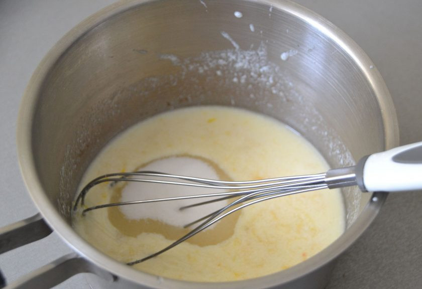 1. Этап. Лимонные эклеры: Добавьте 50 грамм сахара, ванильный сахар, размешайте.