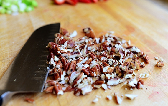 1. Этап. Курица с клубникой в лаваше: 6. Измельчите орешки.