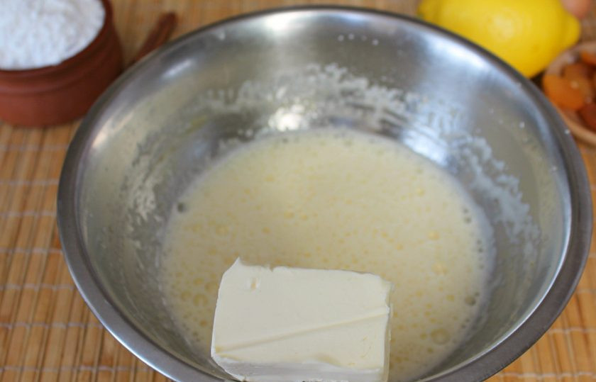 1. Этап. Кулич с корицей: Добавляем мягкое сливочное масло и продолжаем взбивать.