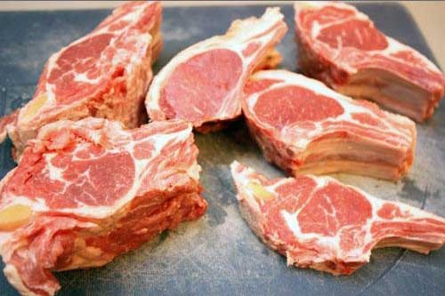 Lamb ribs 1. Stage. Lamb ribs: Cut the lamb ribs into small, portioned slices, cut the onion in half rings.