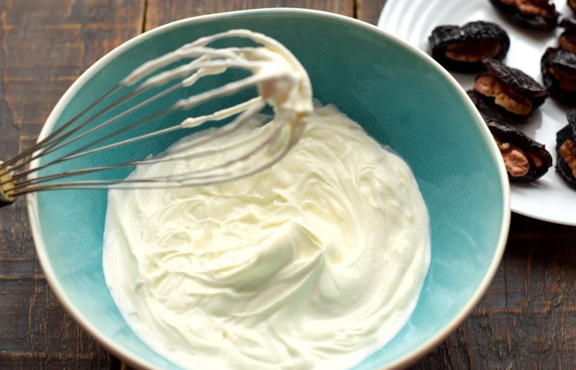 1. Этап. Чернослив с грецким орехом в сливках: В густые сливки всыпьте сахарную пудру, взбейте смесь миксером или электровенчиком до получения стойкой и пышной массы.