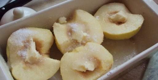 1. Этап. Айва в духовке: В жаропрочную форму выложите айву. На каждый кусок положите масло и сахар, выдавите сок лимона.