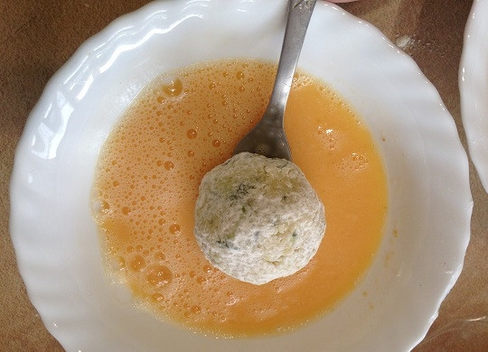 1. Этап. Аранчини из кускуса с цукини и моцареллой: 9. Затем окунаем в яичную массу.