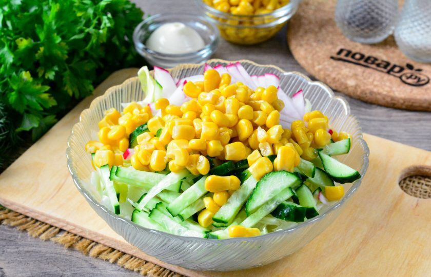 1. Этап. Салат Весенняя свежесть: Добавьте в салат консервированную кукурузу.