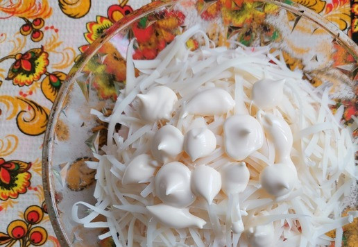 1. Этап. Салат-закуска Фуршет: Посолить и заправить майонезом. Перемешать.