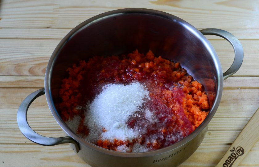 1. Этап. Морковная икра на зиму: Добавьте в кастрюлю соль, сахар и растительное масло, перемешайте и поставьте на огонь. Доведите массу до кипения и варите на медленном огне, часто помешивая, 30-40 минут.