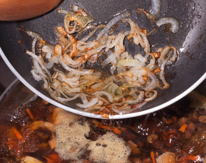 1. Этап. Суп из консервированных грибов: А через две минуты обжаренный лук.