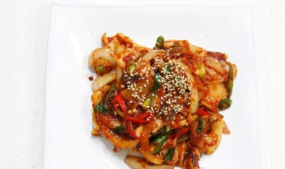 1. Этап. Жареные кальмары: Обжарьте кальмаров с овощами в разогретой сковороде, около 3-5 минут, помешивая. Приятного аппетита!