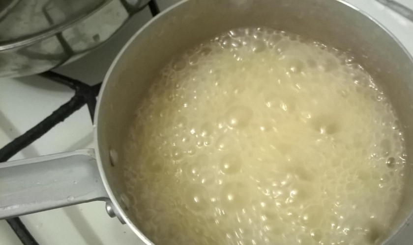 1. Этап. Щербет с арахисом: Доведите массу до кипения. Затем варите её на медленном огне в течение 15-20 минут, постоянно мешая.