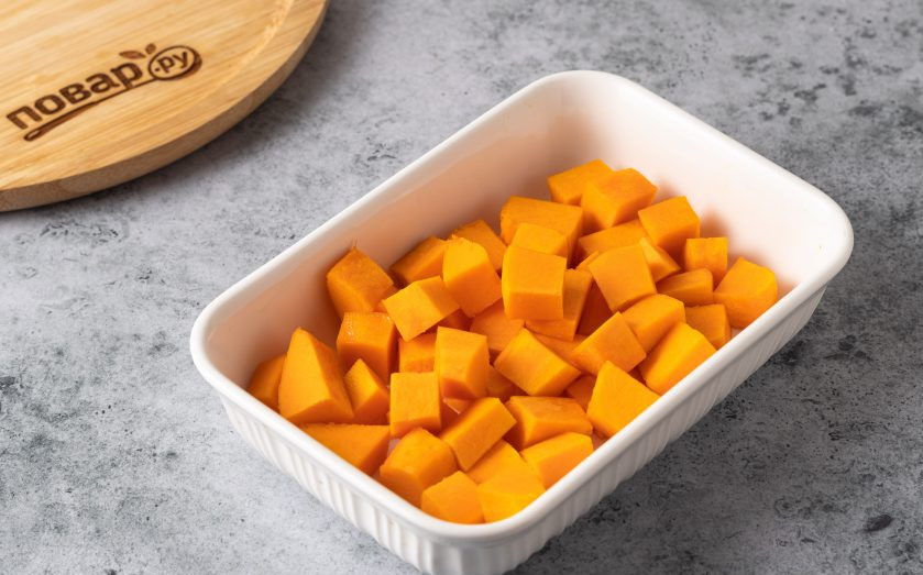 1. Этап. Равиоли с тыквой и рикоттой: Тыкву нарежьте кубиками и запекайте в разогретой до 190 градусов духовке, пока она не станет мягкой.