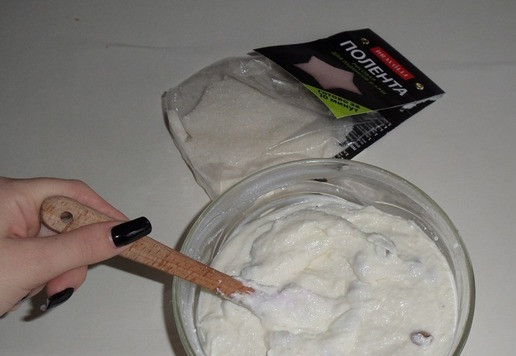 1. Этап. Творожный десерт с полентой и изюмом: Перемешиваю силиконовой лопаткой.