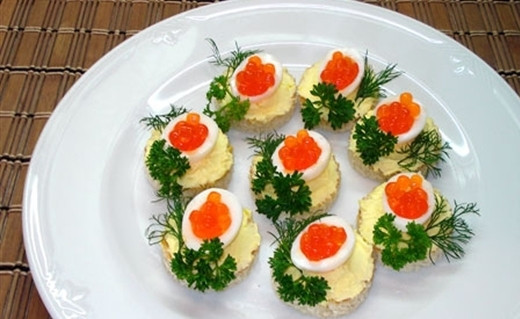 1. Этап. Гренки с икрой: Теперь каждую греночку смажьте полученной массой из желтков. Икру можете положить сверху сразу или в перепелиных белках. Красиво и вкусно.