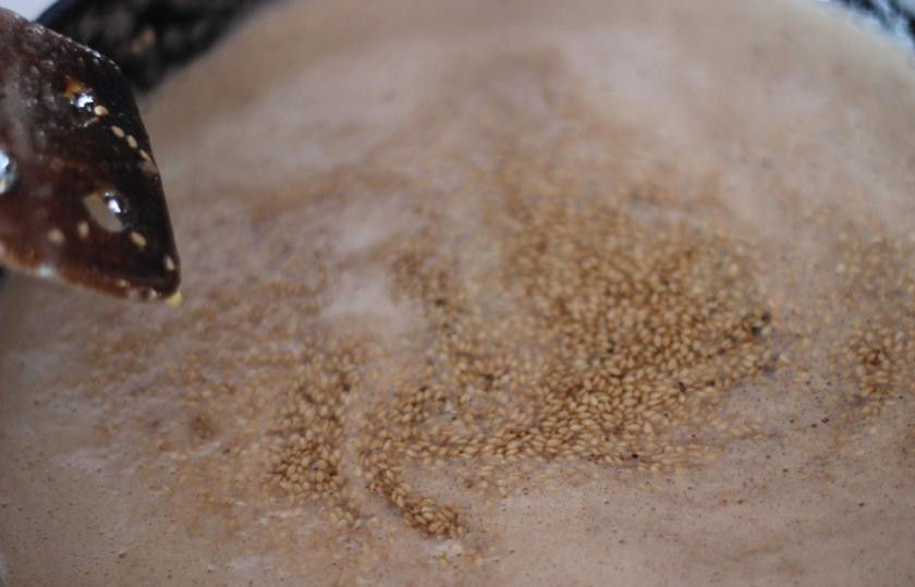 1. Этап. Кунжутное бурфи: Когда масло начнет закипать и бурлить, добавить семена кунжута и слегка обжарить.