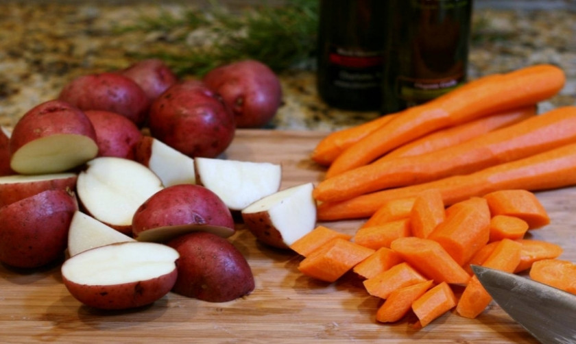 1. Этап. Балык из свинины в духовке: 2. Тем временем для гарнира моем, чистим и режем картошку и морковку.