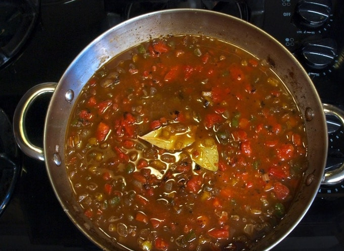 1. Этап. Говядина по-африкански: 3. Потом в сковороду добавьте мелко нарезанные помидоры, хрен, смесь специй, сахар, лавровый лист и влейте бульон. Доведите соус до кипения, а потом варите 5 минут.