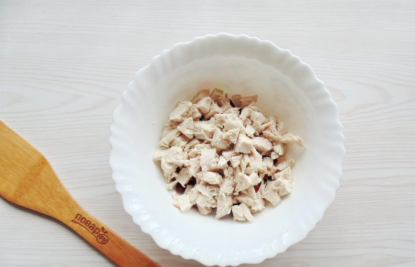 1. Этап. Салат с фасолью, курицей и помидорами: Добавьте нарезанную отварную курицу.