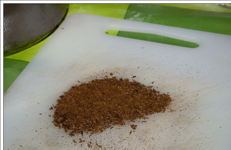 1. Этап. Квашеная капуста по-немецки: А потом слегка помнем их скалкой.