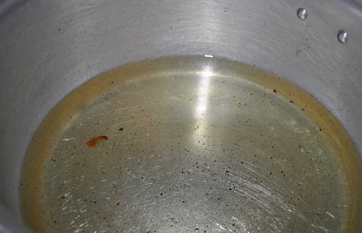 1. Этап. Куриные ножки в кляре: В глубокой кастрюле или фритюрнице разогреваем большое количество масла.