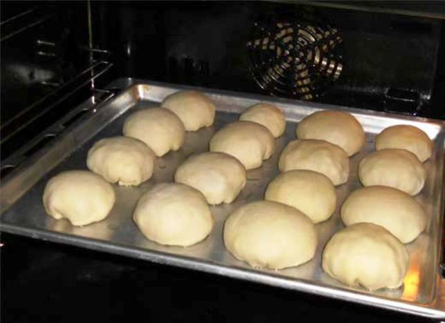 1. Этап. Джизакская самса: Окуните швом в растительное масло и отправьте на противень. Разогрейте духовку до 180 градусов и выпеките в течение 40 минут. На стол подайте в теплом виде.