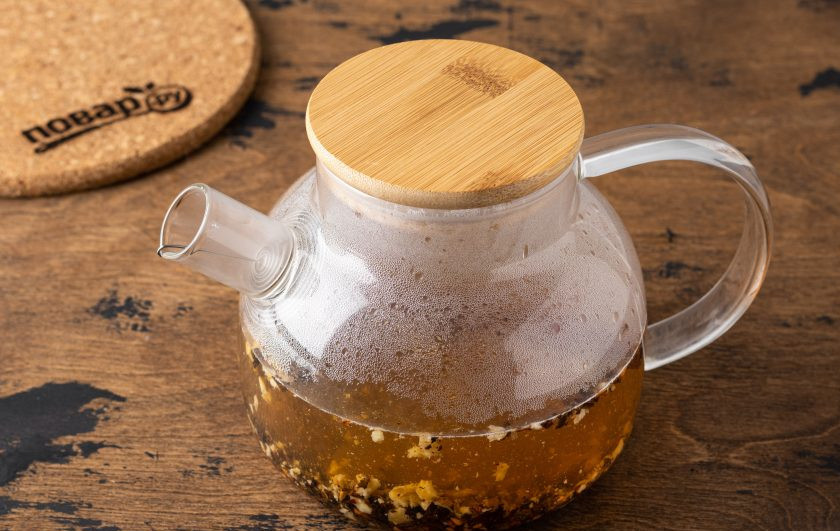 1. Этап. Чай с шиповником и грецким орехом: Оставьте на 5-10 минут завариться.