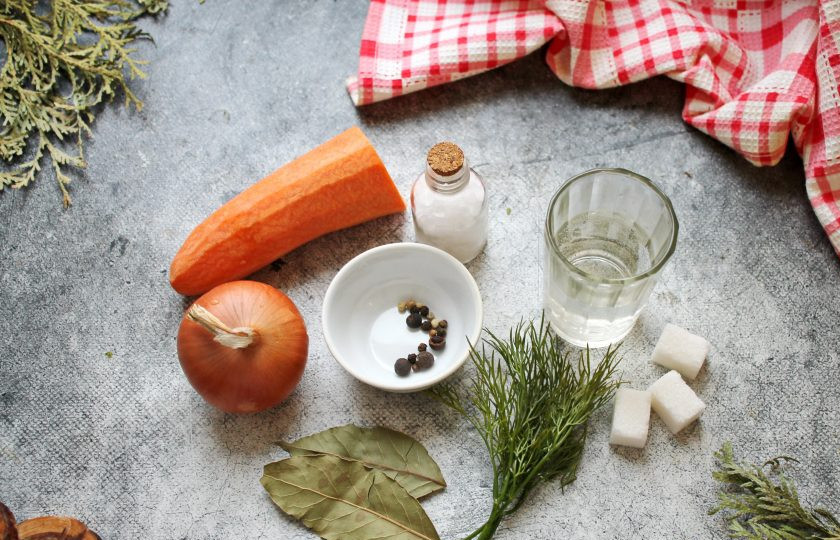 1. Этап. Горячий маринад для рыбы: Подготовьте все необходимые ингредиенты для приготовления горячего маринада для рыбы. Овощи почистите, вымойте.