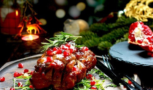 1. Этап. Филе индейки с гранатовой глазурью: Когда мясо будет готово, достаньте и дайте остыть в течение 10–15 минут перед нарезкой. Это поможет сохранить сок сделав мясо более нежным.