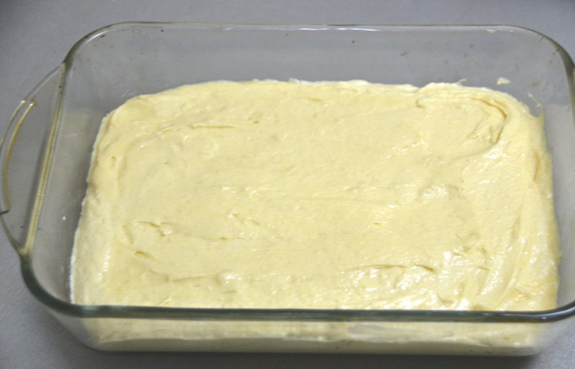 1. Этап. Дырявый пирог с клубникой: На слой печенья выложите подготовленное тесто, размешайте. Выпекайте в духовке при температуре 160 градусов в течение 45 минут, готовность проверяйте деревянной шпажкой.