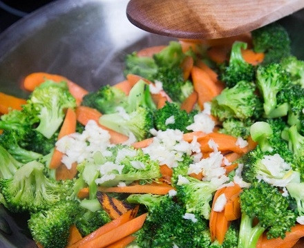 1. Этап. Макароны с мясом и овощами: Добавим брокколи и измельченный чеснок и обжарим еще минуты 3-4. Можно добавить немного горячей воды и протушить под крышкой минуту-полторы.