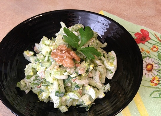 1. Этап. Салат из сельдерея с огурцом и орехами: 6. Приятного аппетита!