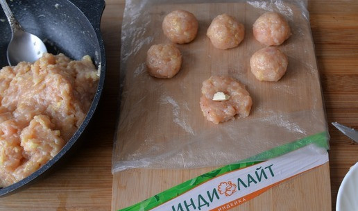 1. Этап. Густая похлёбка с фрикадельками и шпинатом: Мокрыми руками делаем из фарша небольшие фрикадельки, в центр каждой кладём кусочек масла (5х5 мм). Я для удобства всегда на доску кладу пакет.
