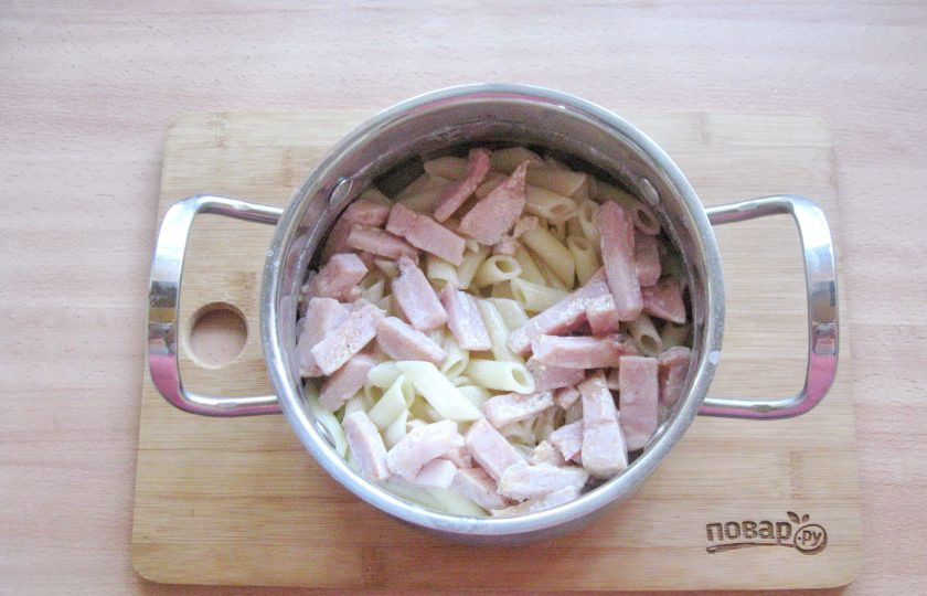 1. Этап. Паста с бужениной: Выложите в кастрюлю с пастой буженину в сливках.