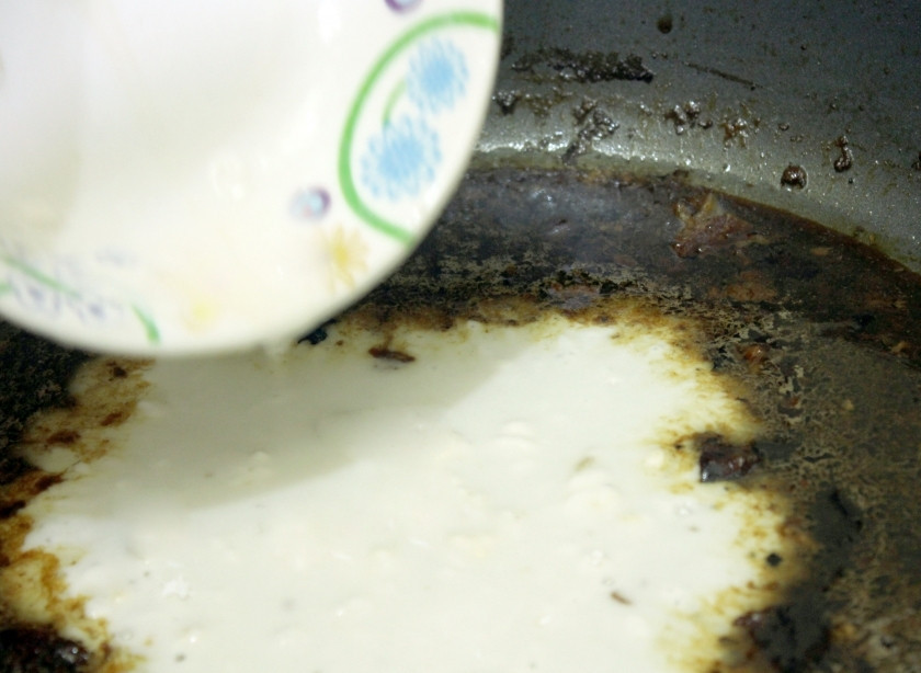 1. Этап. Рулетики из говядины с начинкой: В чашке разведите кукурузный крахмал в двух столовых ложках воды. Достаньте из сковороды рулетики из говядины с начинкой, выложите на тарелку. К оставшемуся в сковороде соку вылейте разведённый кукурузный крахмал.