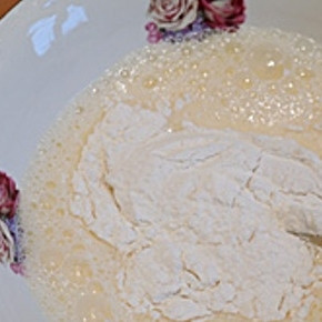 1. Этап. Запеканка в мультиварке: В ту же миску добавьте муку и тщательно все перемешайте.