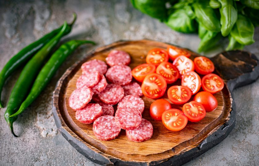 1. Этап. Мексиканская острая пицца: За это время нарежьте тонкими кружочками салями, все помидорки чери разрежьте на две половинки каждую.