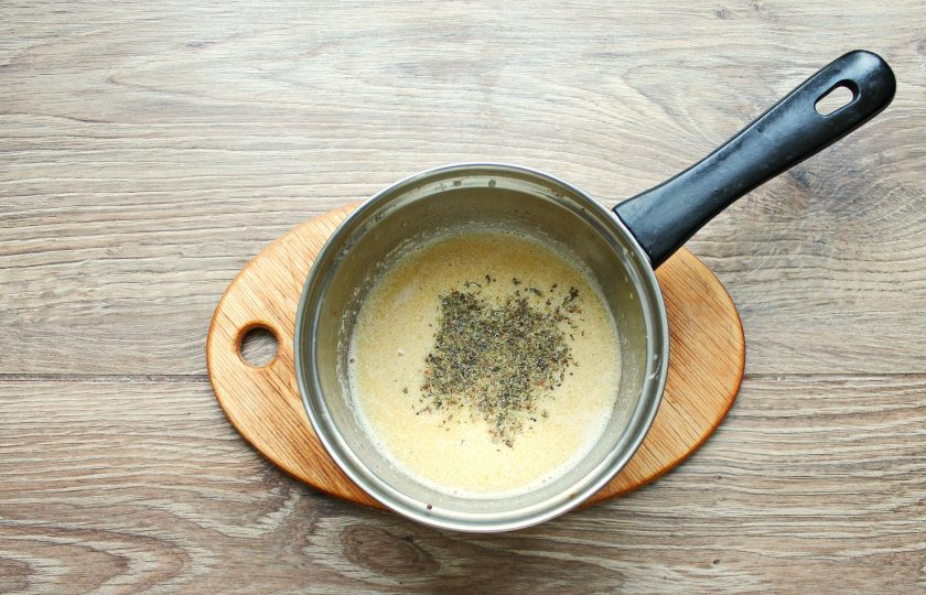 1. Этап. Куриная грудка с эстрагоном: Добавьте в соус эстрагон, посолите при необходимости, перемешайте и готовьте еще 2 минуты.