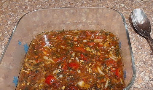 1. Этап. Скумбрия домашнего посола к 23 февраля: Приготовить маринад: - порезать лук и помидоры, укроп мелко порубить вместе со стеблями (они дают особый маринад). Чеснок порезать пластинами. Добавить еще немного соли. Сложить в емкость перемешать и подавить, чтобы выделился сок