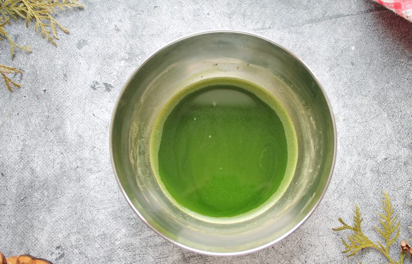 1. Этап. Тирамису с чаем матча: В чашку смешайте теплую воду, сахарную пудру и чай матча.